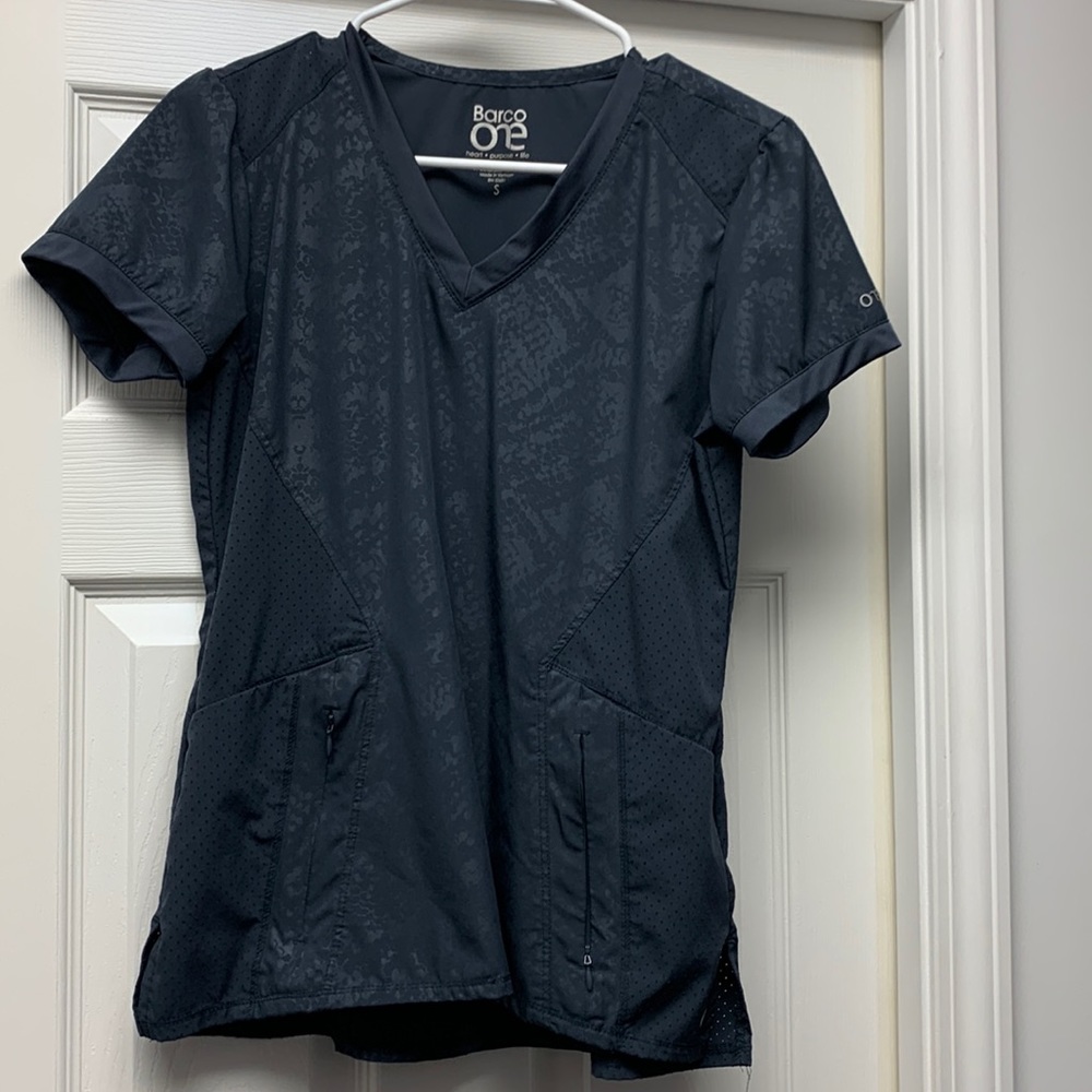 Women’s BarcoOne Scrub Top Embrace 4- Pocket V- Neck- Small